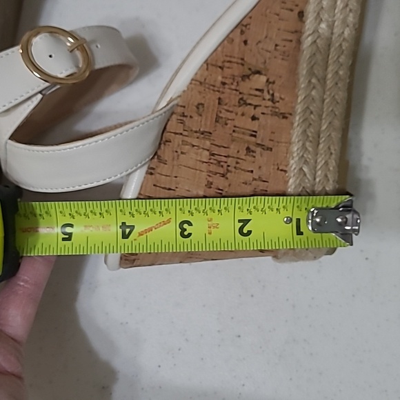 White wedge sandals with ankle strap size 9 - Picture 10 of 10